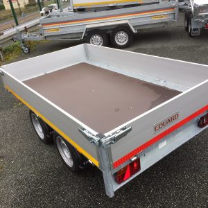 EDUARD – Plateau / Ridelles 256 x 150 x 30 cm – 2 essieux 750 kg sans freins – Plancher à 63 cm